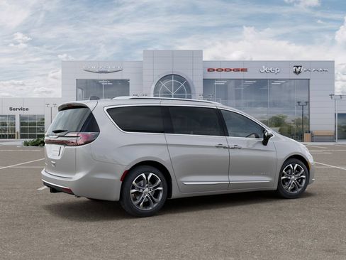 New 2026 Chrysler Pacifica Pinnacle w/ Trailer Tow Group FWD image 4
