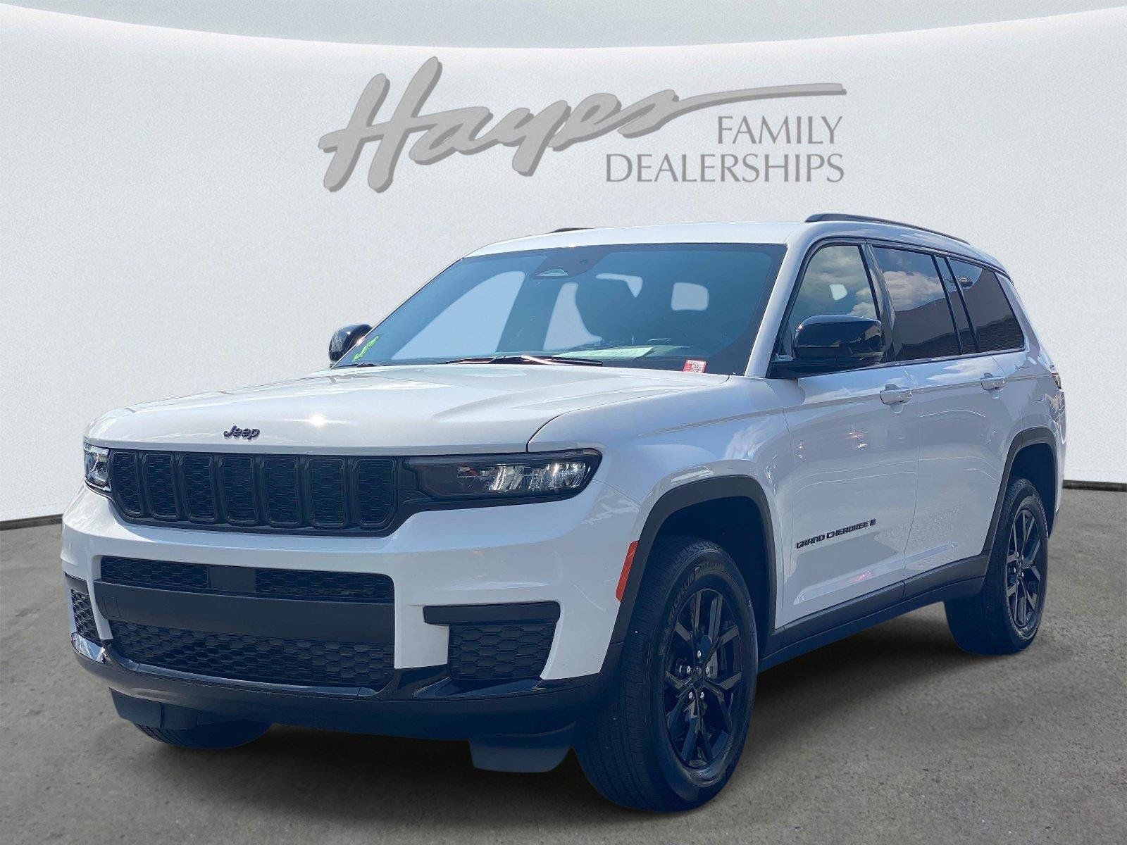 Used 2025 Jeep Grand Cherokee L Laredo RWD image 9