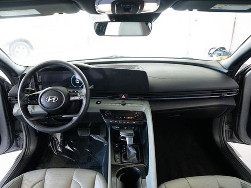 Used 2025 Hyundai Elantra Limited image 17