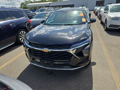 Used 2025 Chevrolet Trax LT FWD image 2
