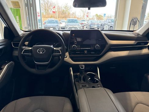 Used 2024 Toyota Highlander LE image 13