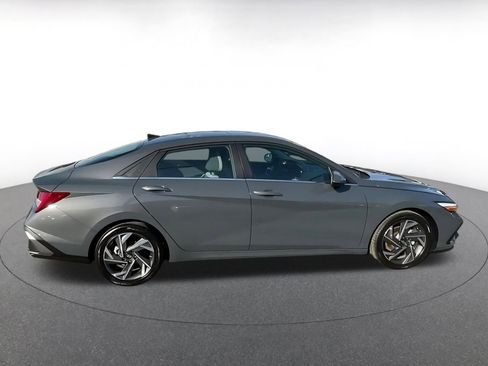 Used 2025 Hyundai Elantra Limited image 16