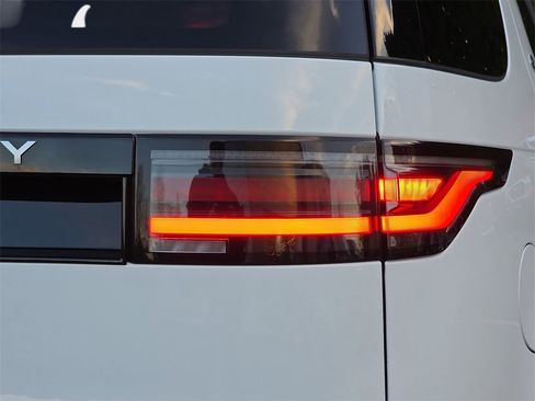 New 2026 Land Rover Discovery Limited Edition image 36