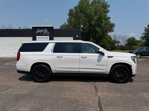 Used 2022 GMC Yukon XL Denali w/ Denali Ultimate Package AWD/4WD image 3