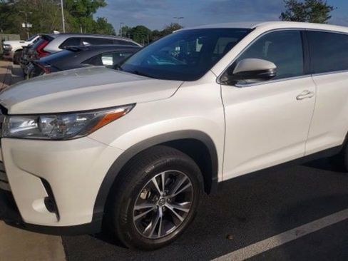 Used 2019 Toyota Highlander LE image 1