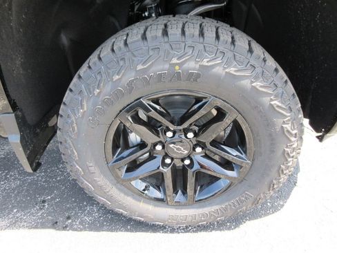 New 2026 Chevrolet Silverado 1500 Custom Trail Boss w/ LPO, Dark Essentials Package AWD/4WD image 9