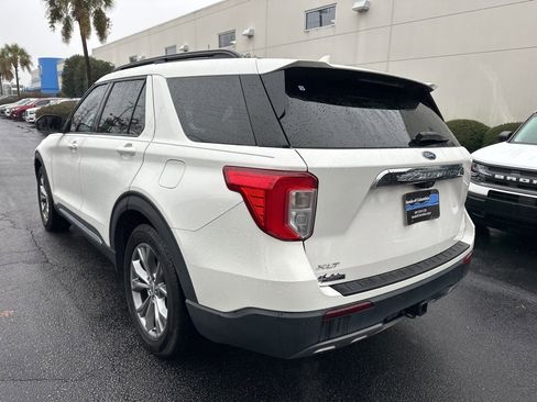 Used 2022 Ford Explorer XLT w/ Equipment Group 202A image 5