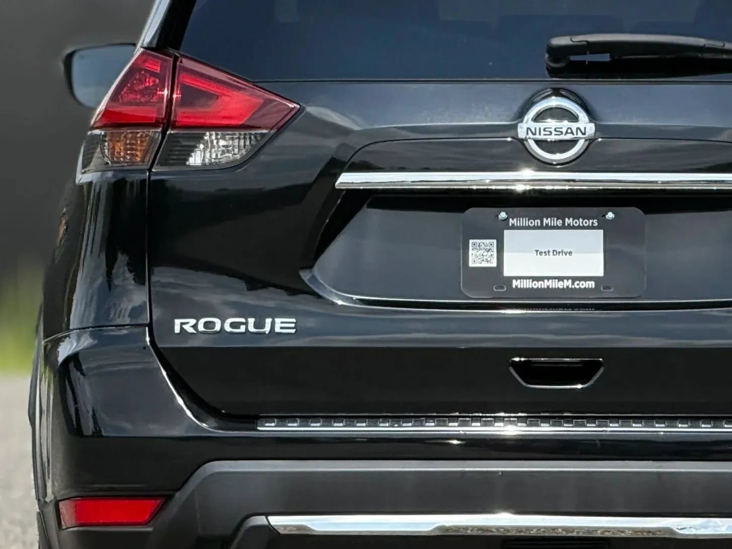 Used 2018 Nissan Rogue SV AWD/4WD image 13