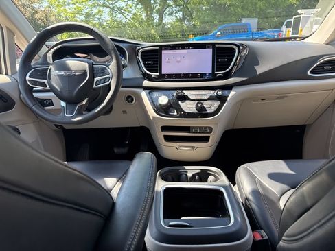 Used 2023 Chrysler Pacifica Touring-L FWD image 19