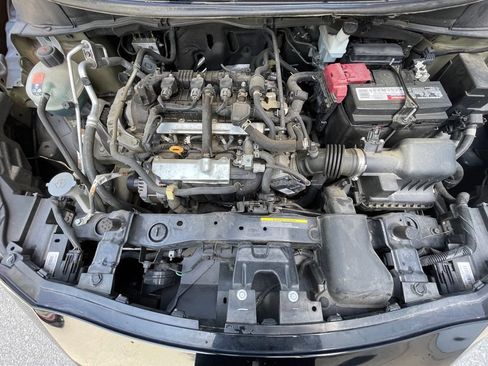 Used 2020 Nissan Versa SR FWD image 32