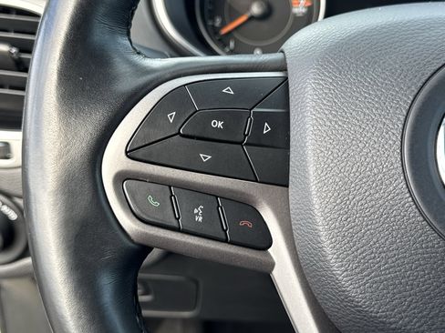 Used 2019 Jeep Cherokee Overland w/ Technology Group image 30