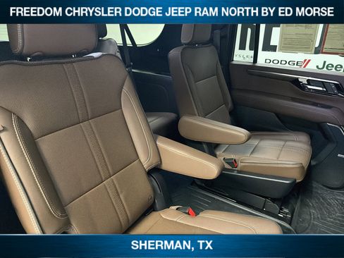 Used 2025 Chevrolet Suburban High Country AWD/4WD image 12
