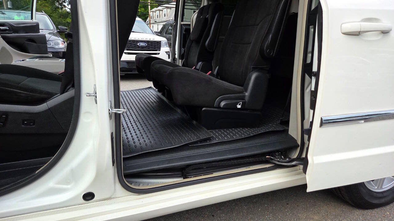 Used 2011 Chrysler Town & Country Touring FWD image 28