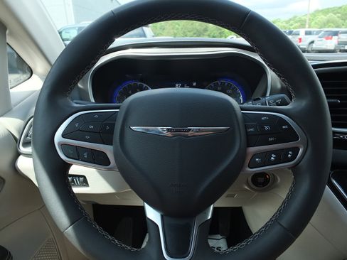 Used 2023 Chrysler Pacifica Touring-L FWD image 21
