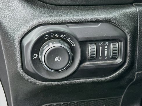 Used 2018 Jeep Wrangler Unlimited Sahara w/ LED Lighting Group AWD/4WD image 17