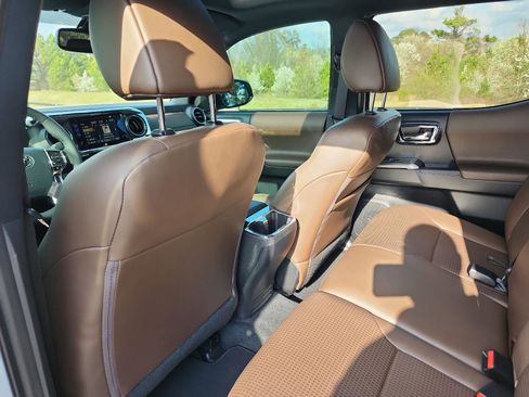 Used 2019 Toyota Tacoma Limited image 13