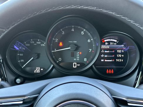 Certified 2025 Porsche Macan AWD/4WD image 28
