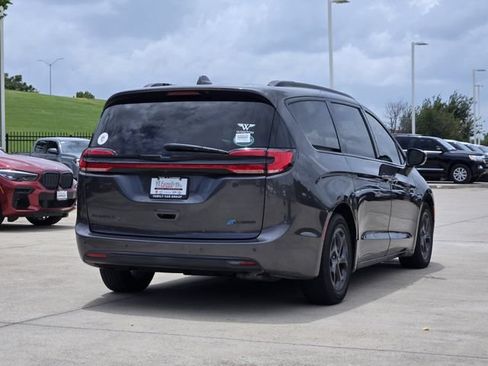 Used 2021 Chrysler Pacifica Limited w/ Uconnect Theater Family Group FWD image 4