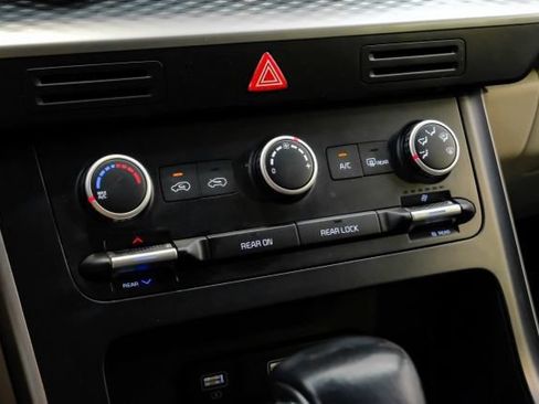 Used 2023 Kia Carnival LX FWD image 33