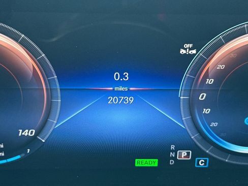 Used 2023 Mercedes-Benz EQB 300 4MATIC image 28