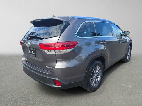 Used 2019 Toyota Highlander XLE AWD/4WD image 3