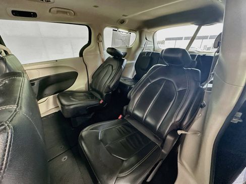 Used 2022 Chrysler Pacifica Touring-L FWD image 21