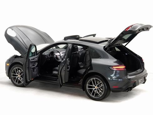 Used 2025 Porsche Macan image 31