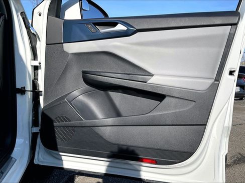 Used 2022 Volkswagen Taos SE w/ Panoramic Sunroof Package image 23