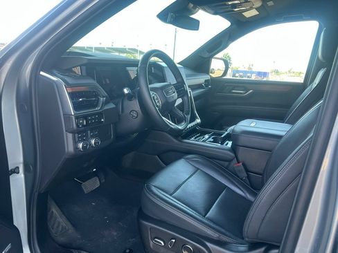 Used 2025 GMC Yukon XL Denali AWD/4WD image 11