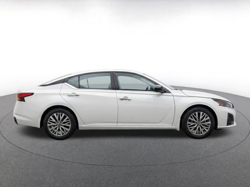 Used 2025 Nissan Altima 2.5 SV FWD image 9
