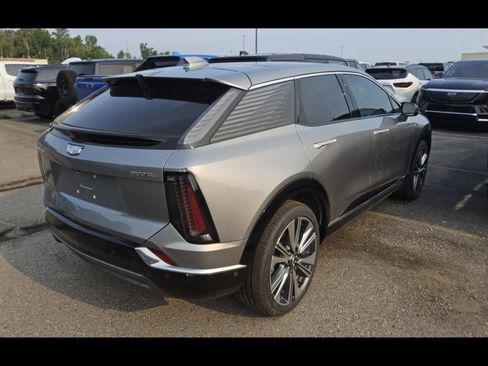 Used 2025 Cadillac Optiq Luxury 2 w/ LPO, Floor Liner Package AWD/4WD image 9