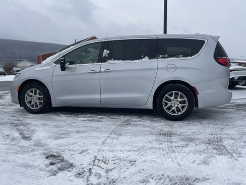 Used 2024 Chrysler Pacifica Touring-L image 7