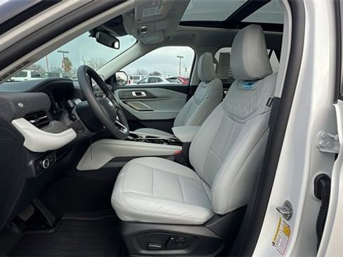 Used 2025 Ford Explorer Platinum w/ Ultimate Package image 35