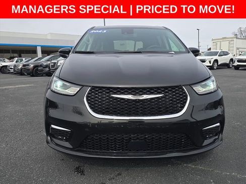 Used 2023 Chrysler Pacifica Touring-L image 11