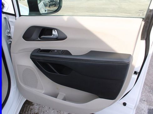 Used 2023 Chrysler Pacifica Touring-L image 20