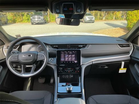 New 2025 Jeep Grand Cherokee Laredo image 19