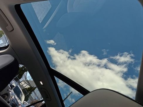 Used 2025 Volkswagen Tiguan SE w/ Panoramic Sunroof Package image 14