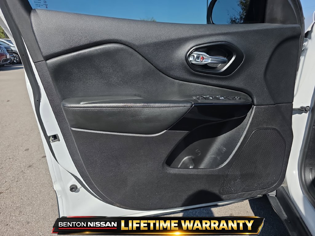 Used 2021 Jeep Cherokee Latitude Plus FWD image 16