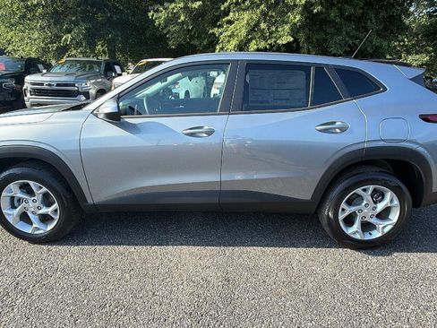 New 2026 Chevrolet Trax LS w/ LS Convenience Package FWD image 9