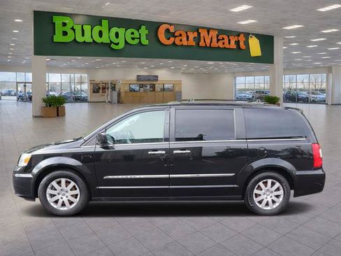 Used 2016 Chrysler Town & Country Touring w/ Driver Convenience Group FWD image 4
