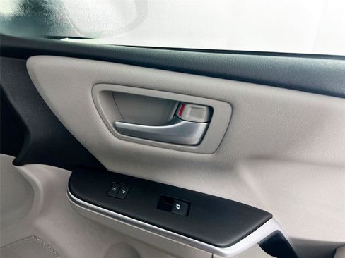 Used 2017 Toyota Camry LE image 27