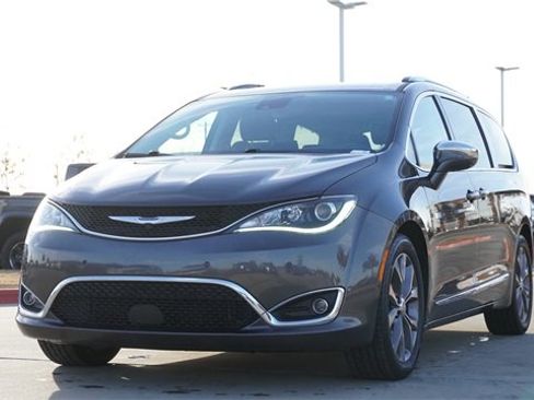 Used 2020 Chrysler Pacifica Limited w/ Tire & Wheel Group image 3