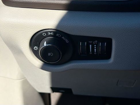 Used 2018 Chrysler Pacifica Touring-L Plus FWD image 34