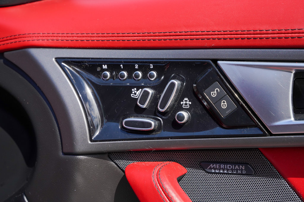 Used 2016 Jaguar F-TYPE R AWD/4WD image 29