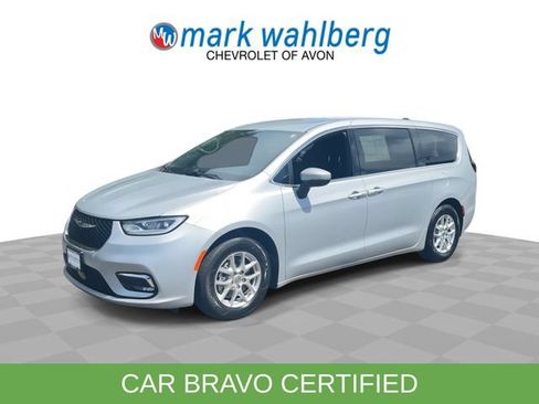 Used 2023 Chrysler Pacifica Touring FWD image 4