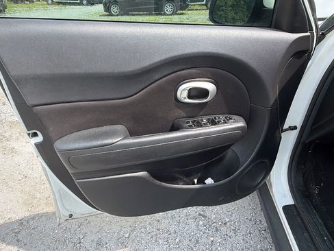 Used 2016 Kia Soul FWD image 11