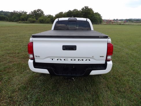 Used 2017 Toyota Tacoma 4x4 Double Cab image 8