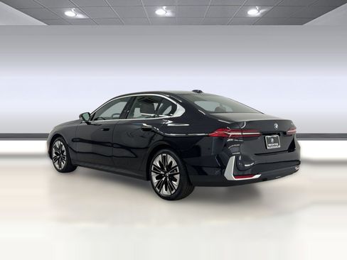 Used 2026 BMW 530i RWD image 3