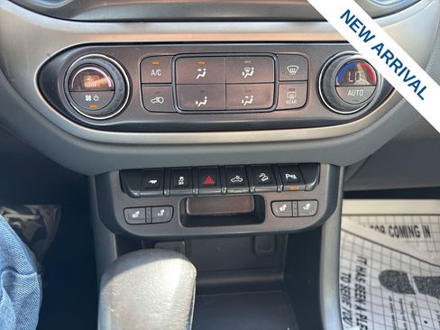 Used 2022 Chevrolet Colorado Z71 AWD/4WD image 25
