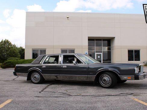 Used 1986 Lincoln Town Car image 3